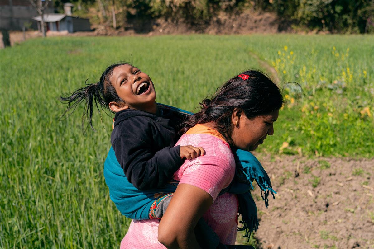 Dina (6) møter alle med et stort smil. Gjennom riktig hjelp blir livet med cerebral parese litt lettere, både for henne og familien i Nepal.  - Klikk for stort bilde