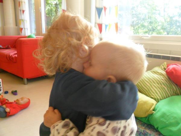Barn som klemmer hverandre - Klikk for stort bilde