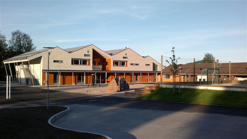 Bilde av barneskolen ved Lunde 10-årige skole. - Klikk for stort bilde
