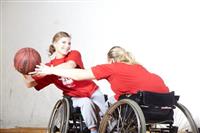 To som spiller rullestol-basket - Klikk for stort bilde