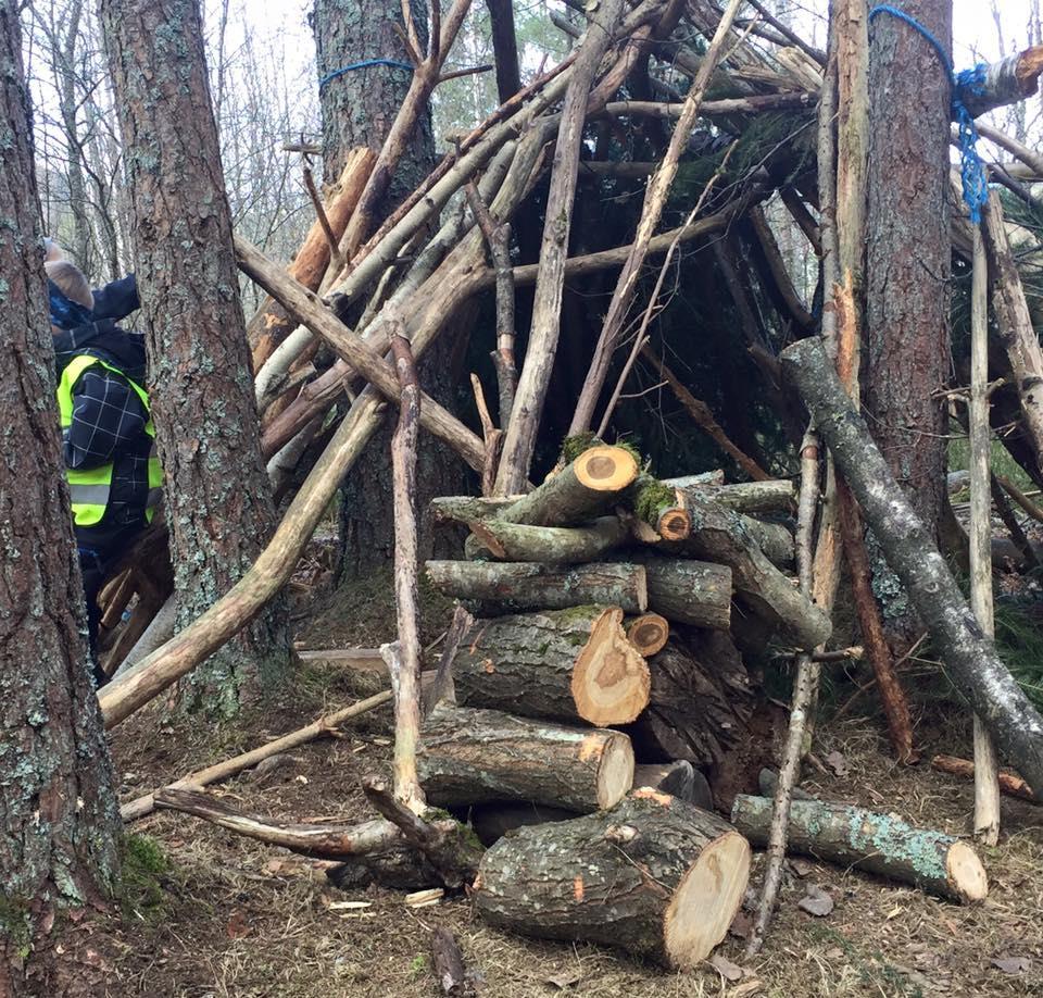 Barn som bygger hytte - Klikk for stort bilde
